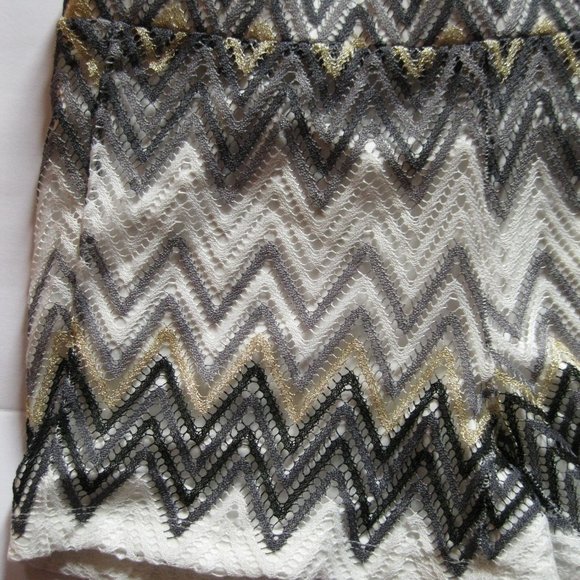 one5one Gold and White Zigzag Lace Shorts - Picture 5 of 7